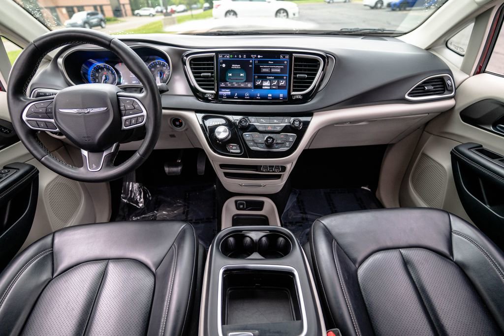 Used 2023 Chrysler Pacifica Touring-L FWD image 13