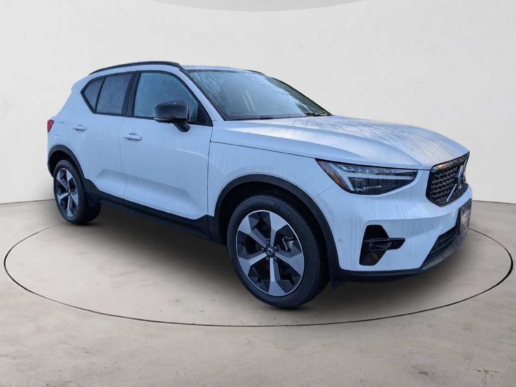 Certified 2026 Volvo XC40 B5 Plus AWD/4WD image 4