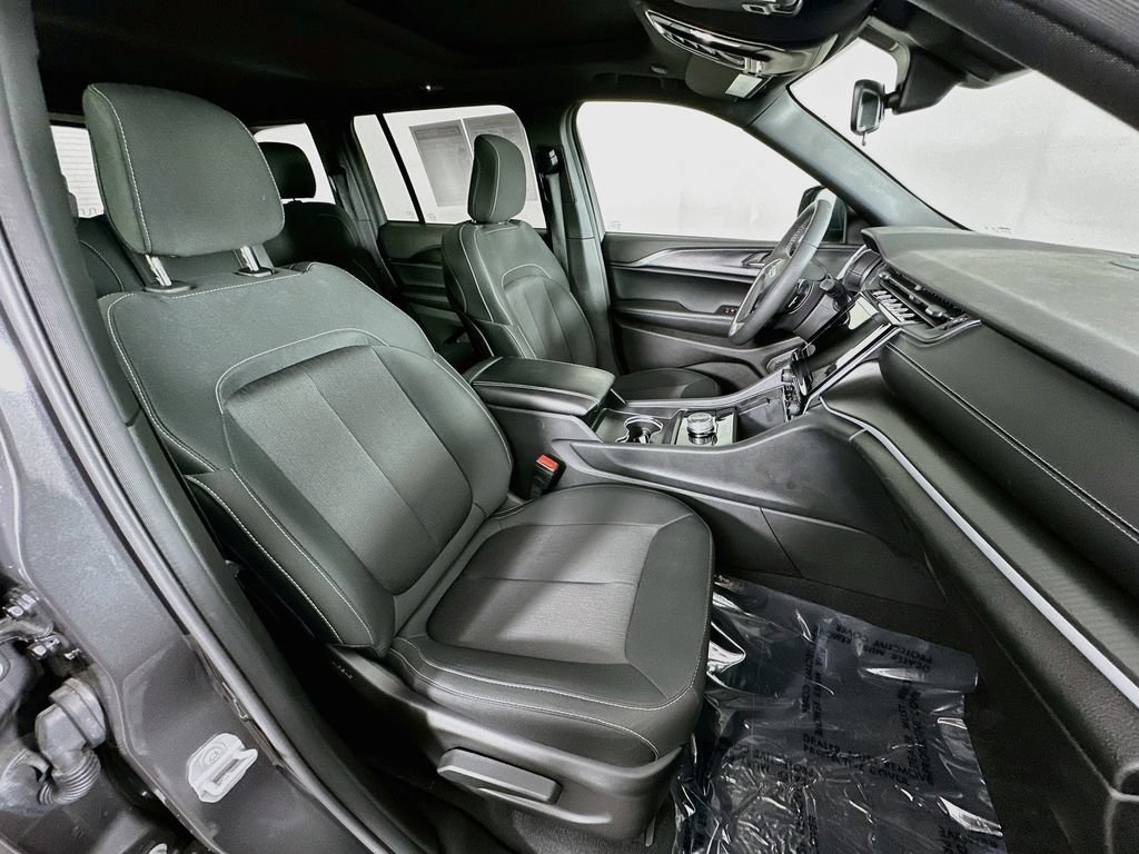 Certified 2025 Jeep Grand Cherokee Laredo X w/ Luxury Tech Group I AWD/4WD image 39