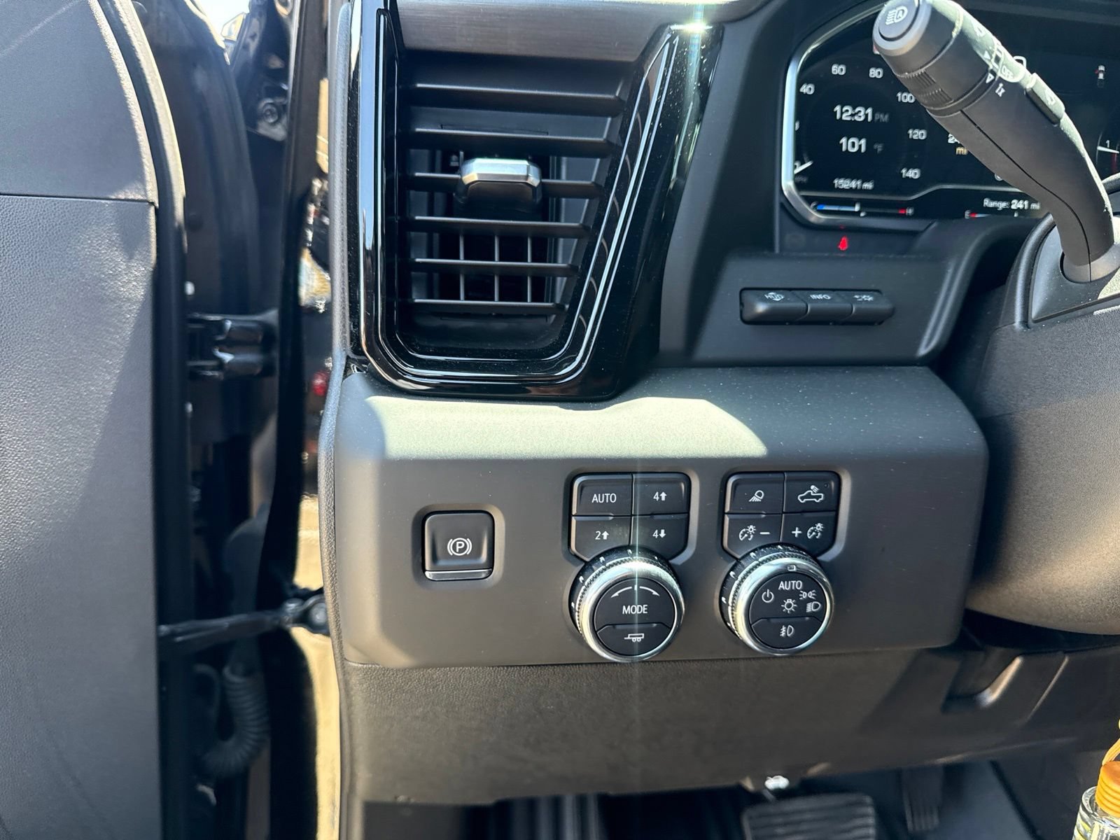 Used 2025 GMC Sierra 2500 AT4 w/ AT4 Premium Plus Package AWD/4WD image 19