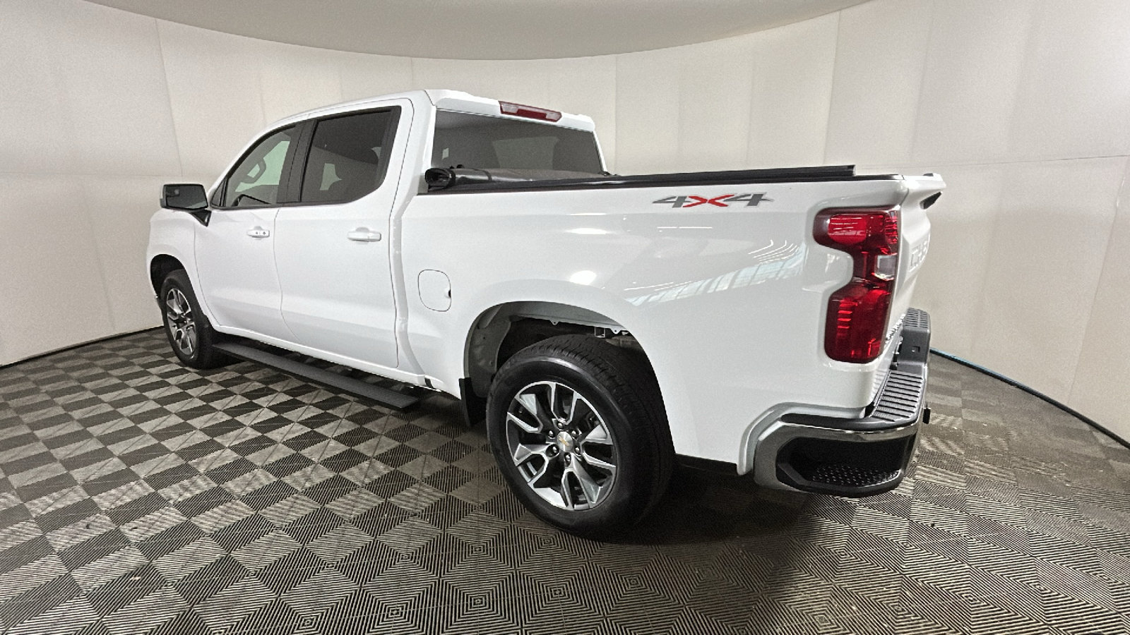 Used 2024 Chevrolet Silverado 1500 LT AWD/4WD image 5