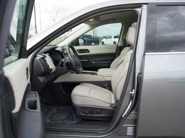 Used 2023 Nissan Pathfinder SV w/ Black Appearance Package image 12