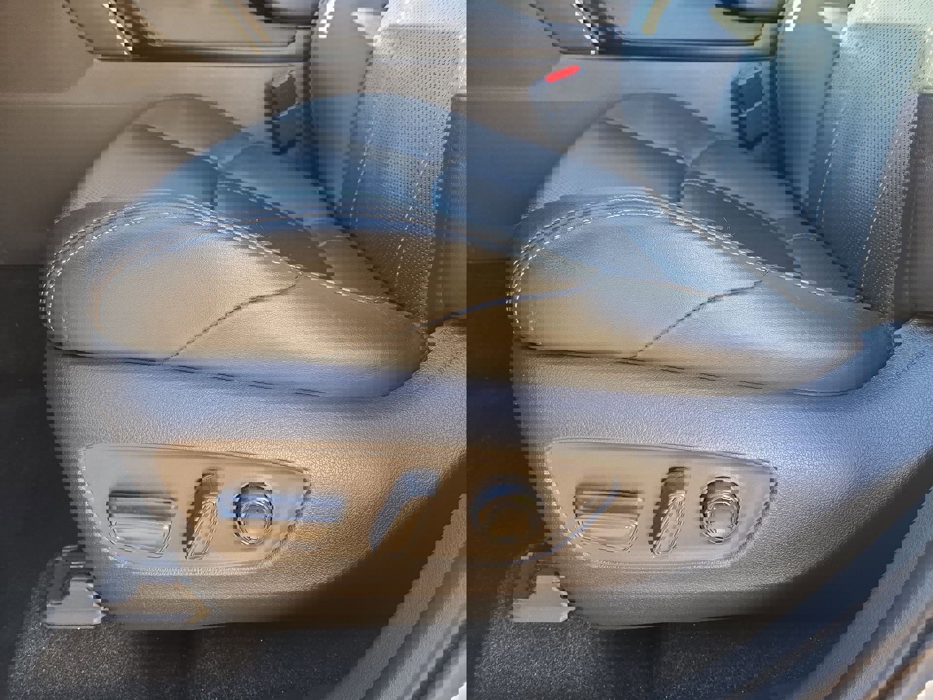 Used 2021 Toyota Venza Limited image 17