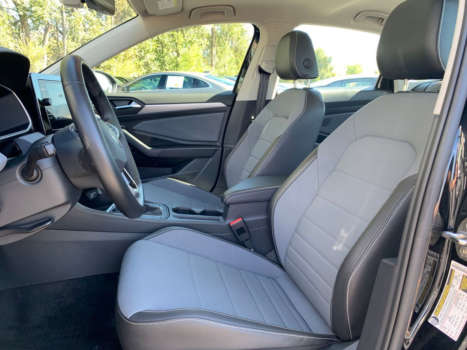 Used 2025 Volkswagen Jetta SE image 25