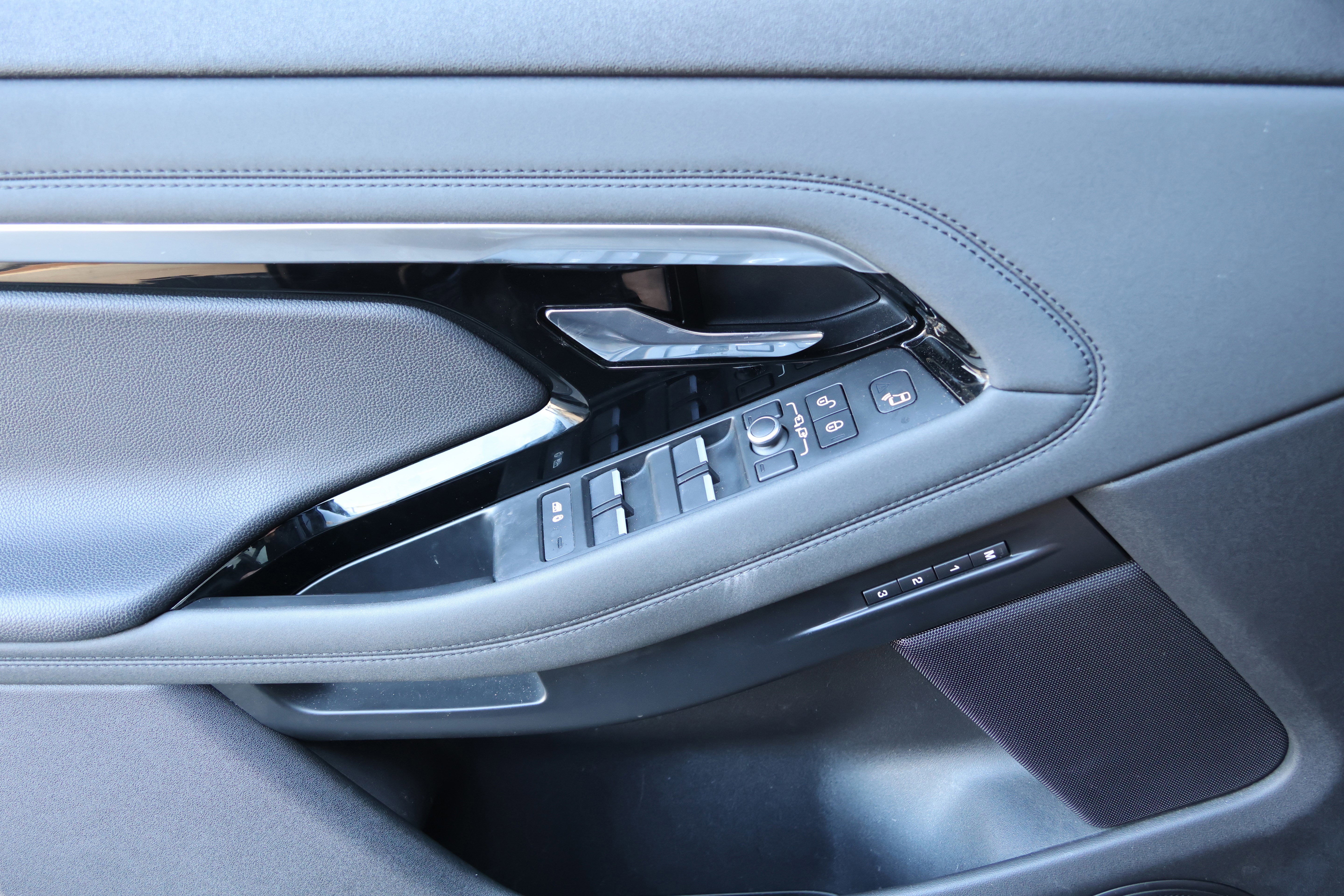 Used 2020 Land Rover Range Rover Evoque SE image 12