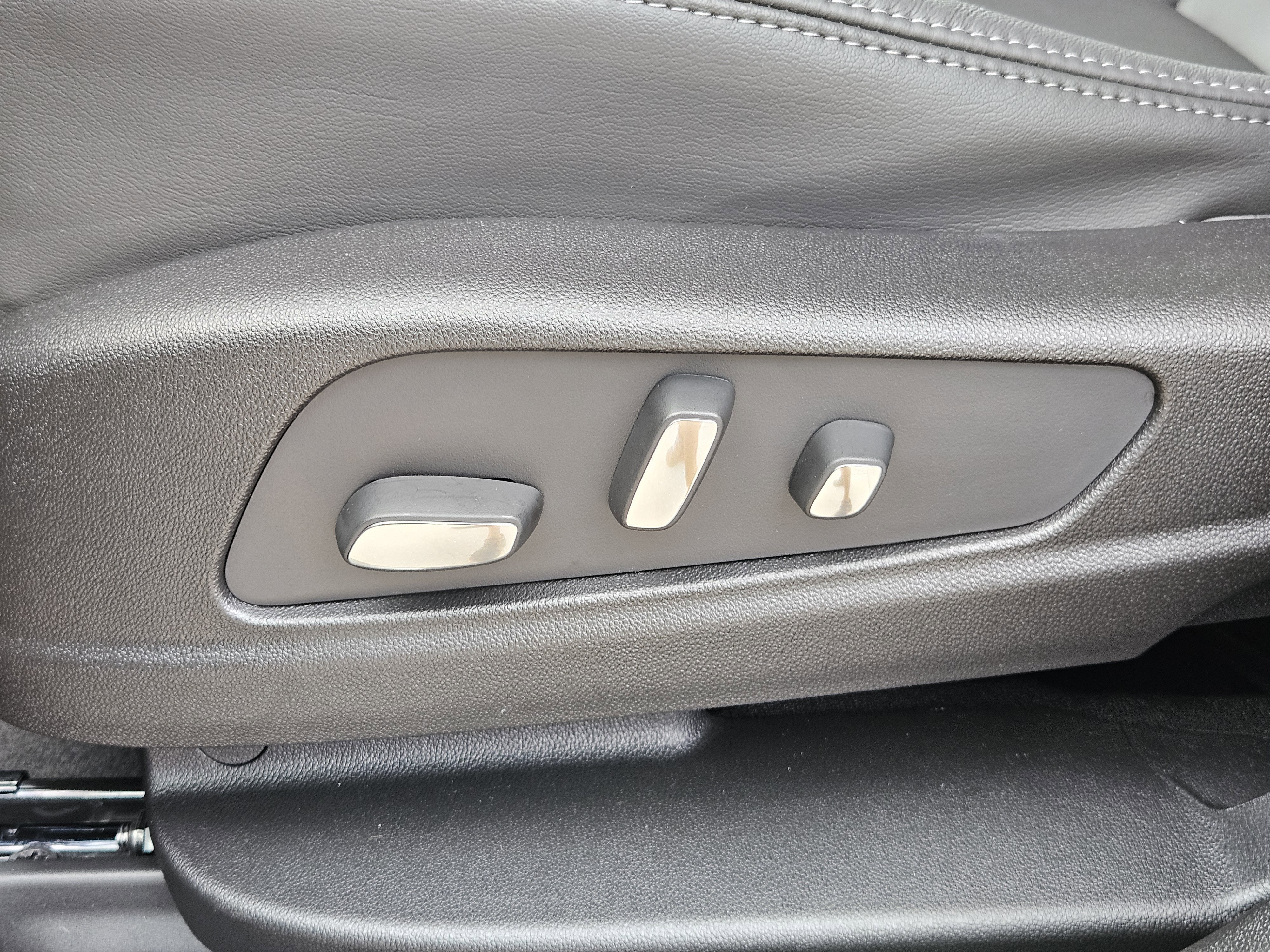 New 2025 Cadillac XT6 Premium Luxury w/ Technology Package FWD image 24