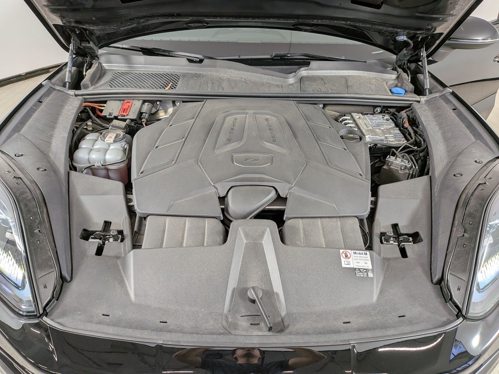 Certified 2024 Porsche Cayenne Coupe AWD/4WD image 25
