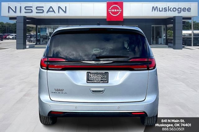 Used 2024 Chrysler Pacifica Touring-L image 6