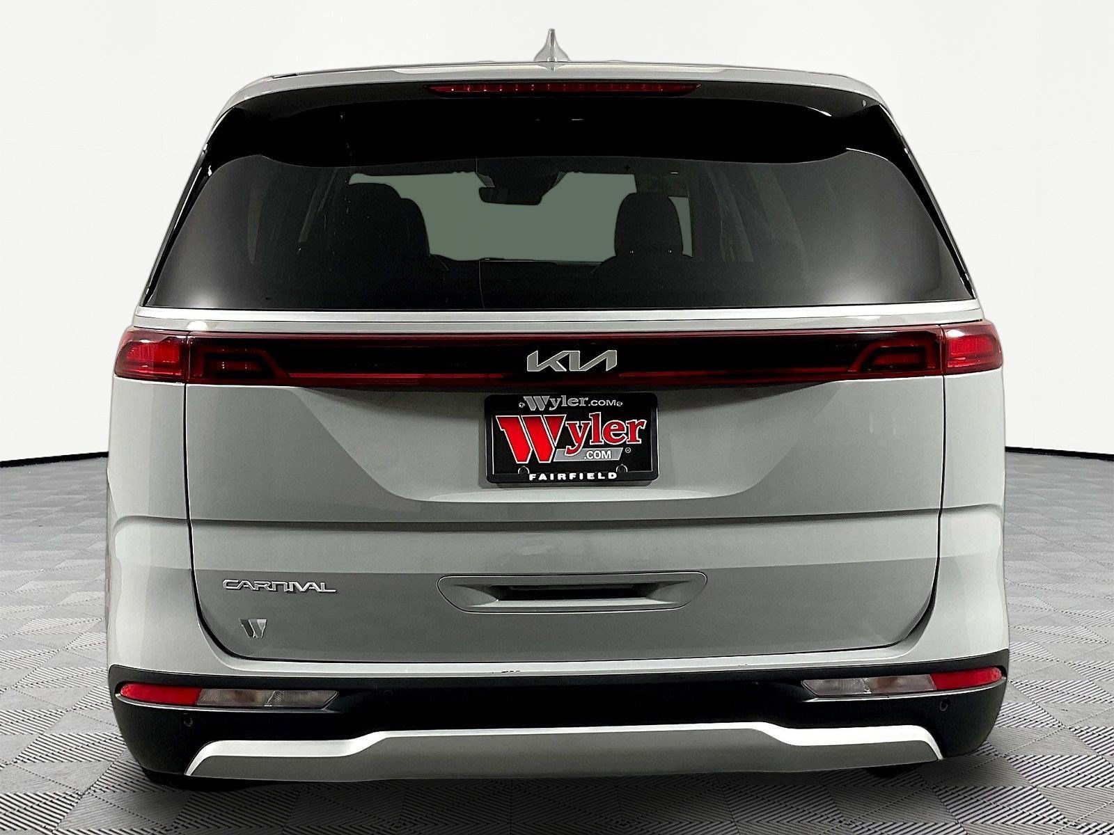 Used 2023 Kia Carnival EX FWD image 5