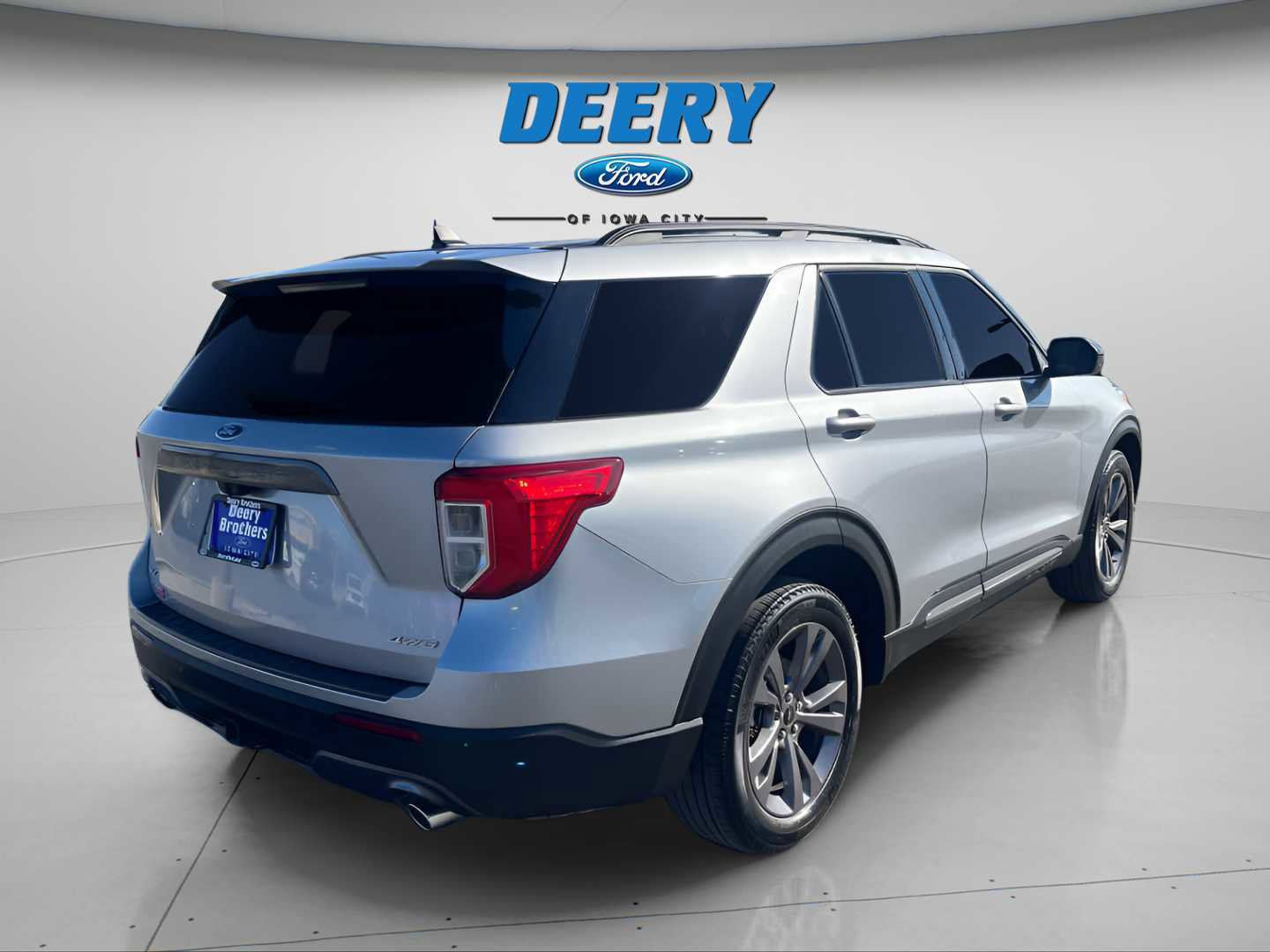 Used 2022 Ford Explorer XLT w/ Equipment Group 202A image 8