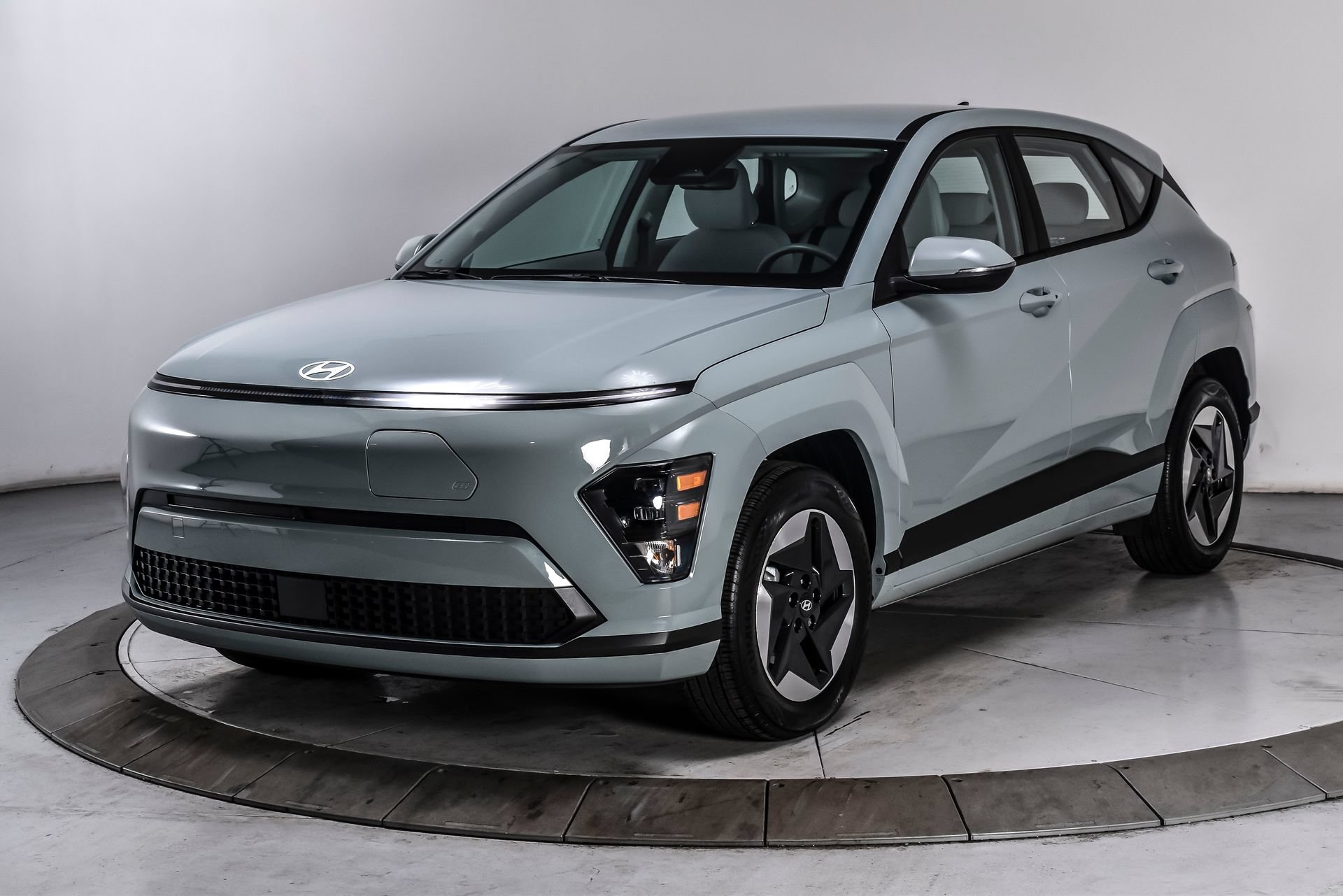 Used 2024 Hyundai Kona SE FWD image 2