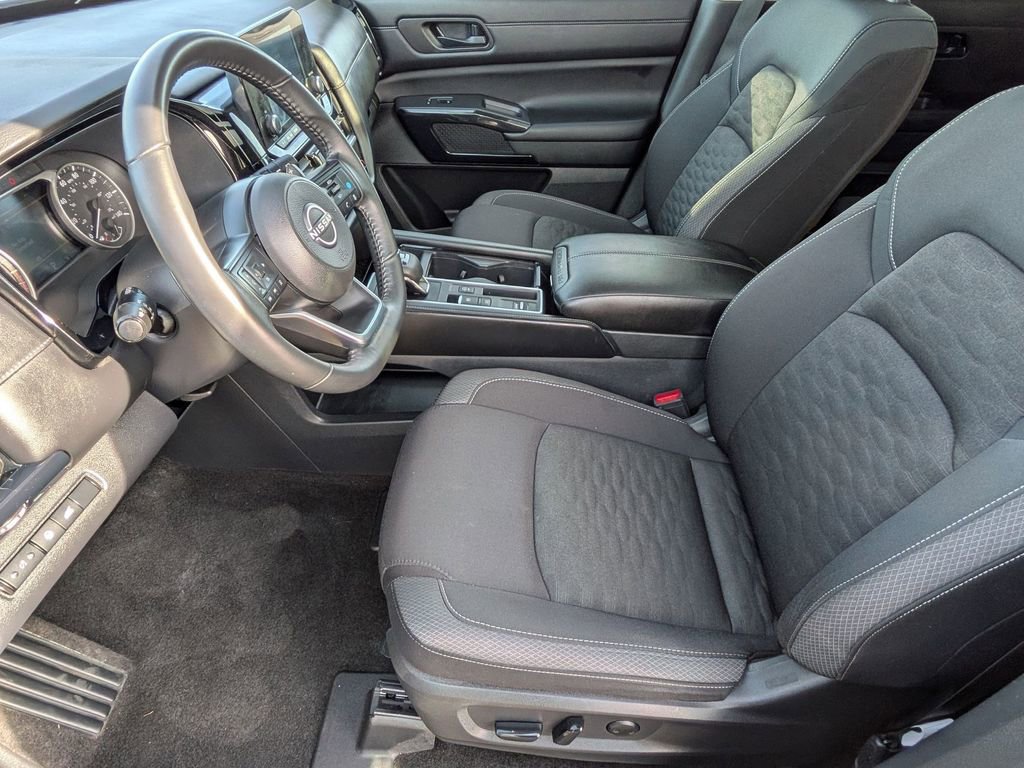 Used 2025 Nissan Pathfinder SV w/ SV Premium Package image 11