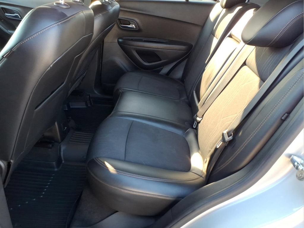 Used 2020 Chevrolet Trax LT w/ LT Convenience Package FWD image 17