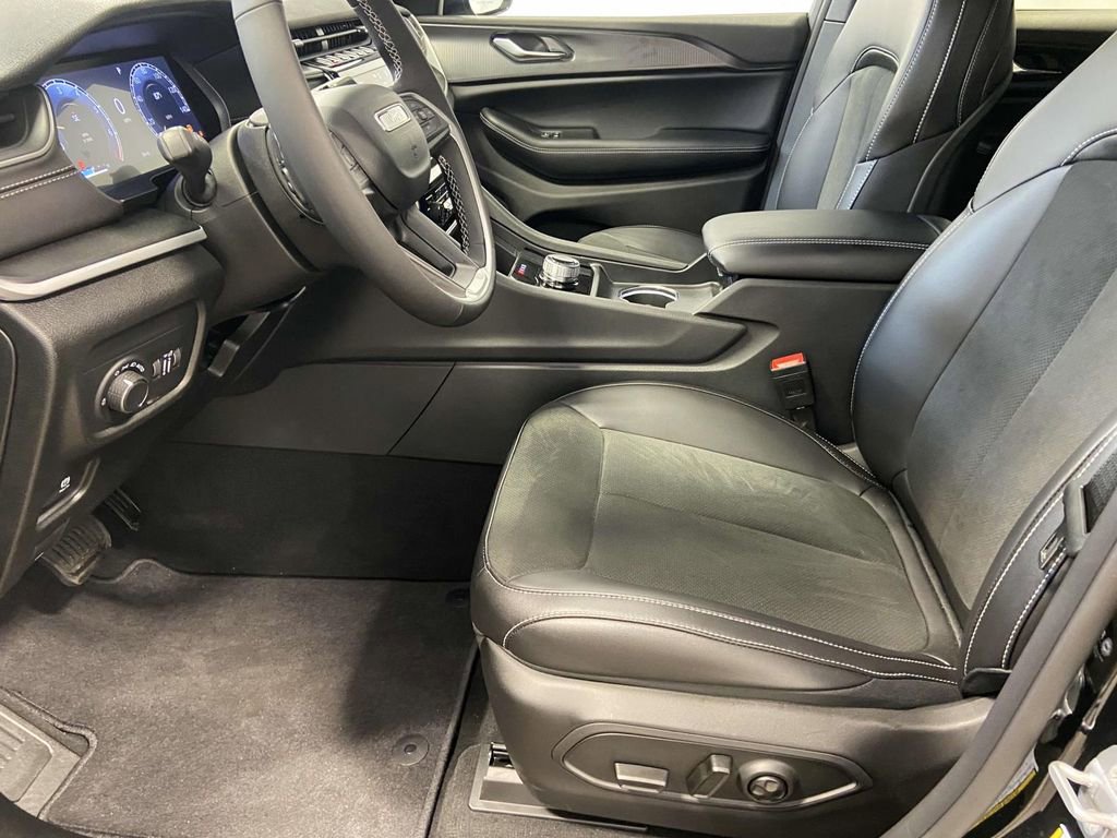 New 2025 Jeep Grand Cherokee Altitude image 16