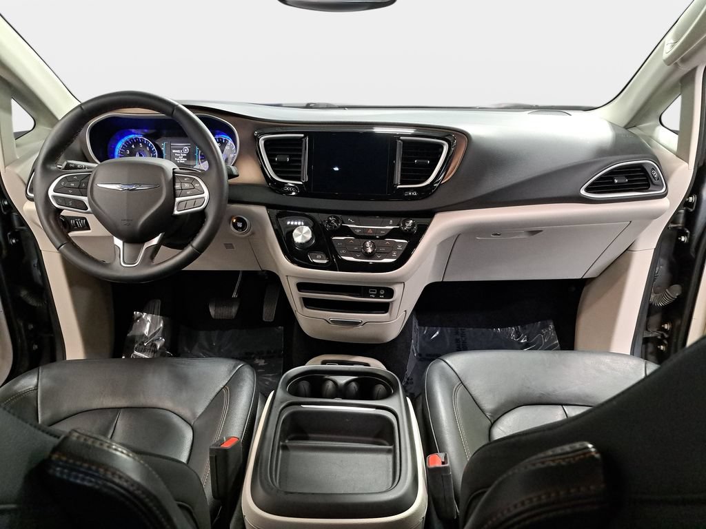 Used 2017 Chrysler Pacifica Touring-L FWD image 10