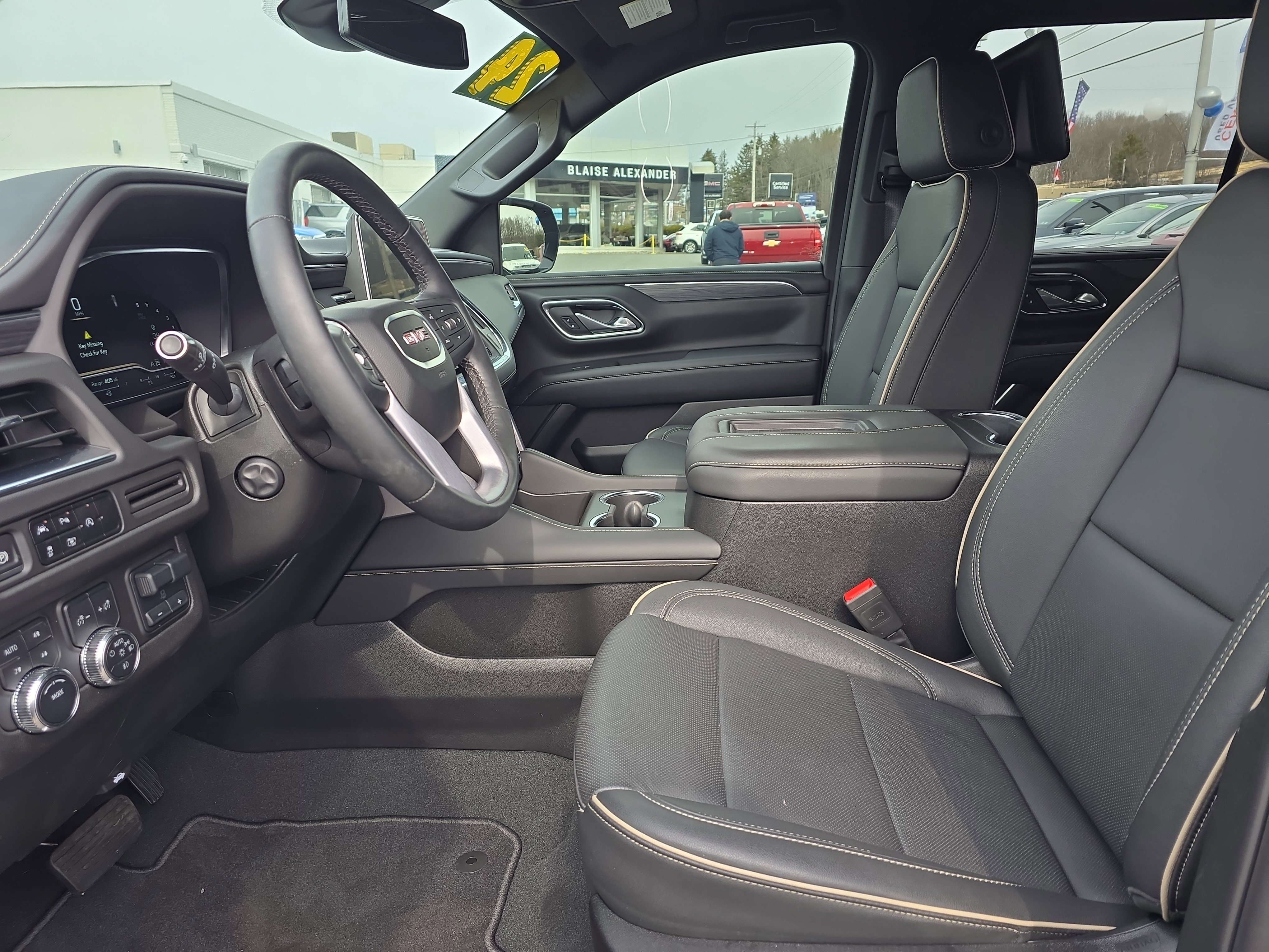 Used 2024 GMC Yukon SLT w/ SLT Luxury Package image 16