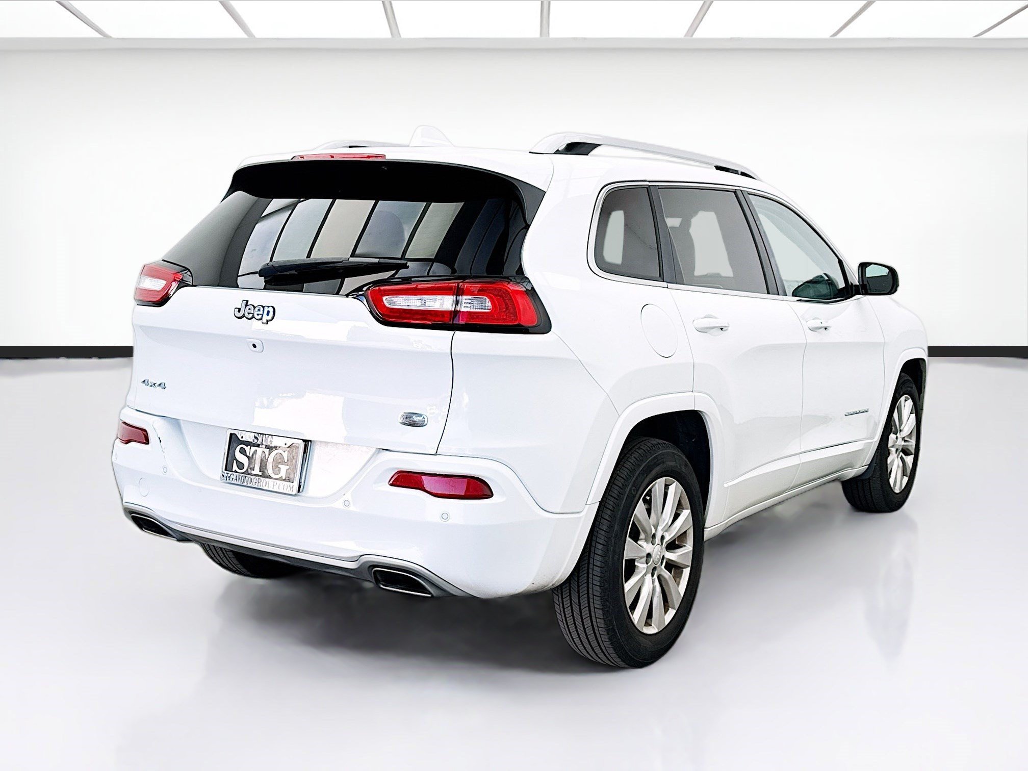 Used 2017 Jeep Cherokee Overland AWD/4WD image 4