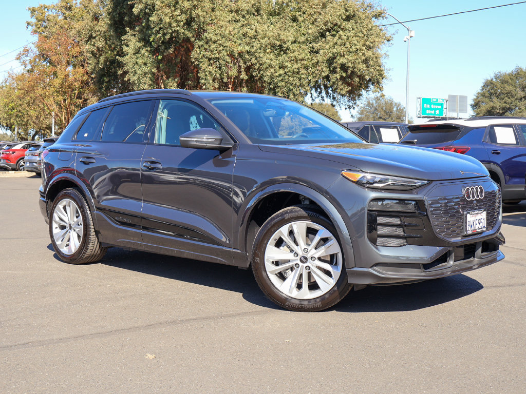 Used 2025 Audi Q6 e-tron Premium w/ Convenience Package RWD image 5