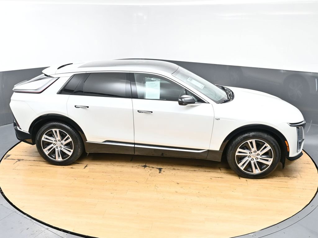Used 2024 Cadillac Lyriq Tech RWD image 8