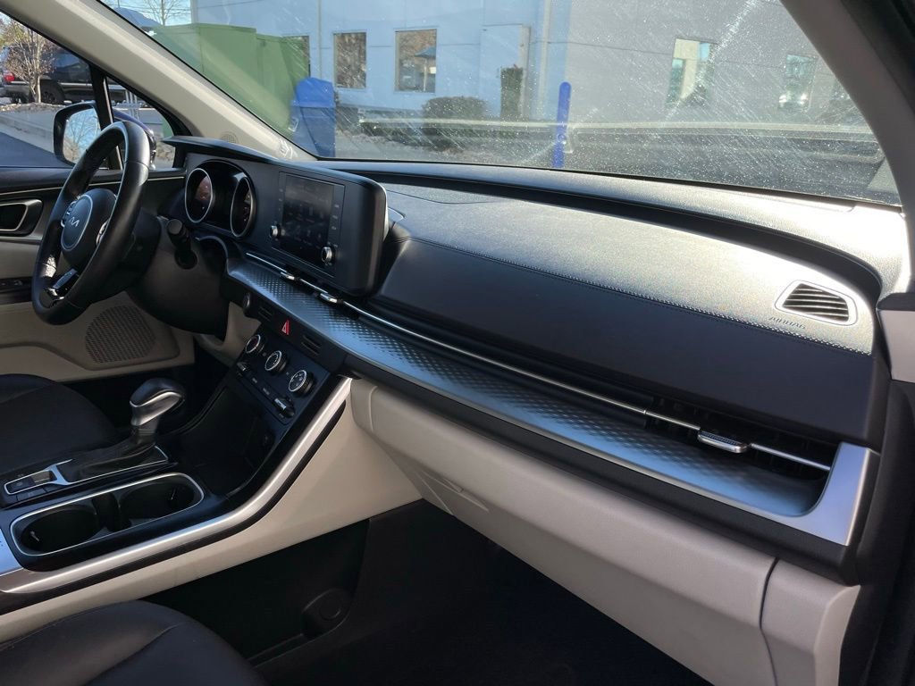 Used 2023 Kia Carnival LX image 34