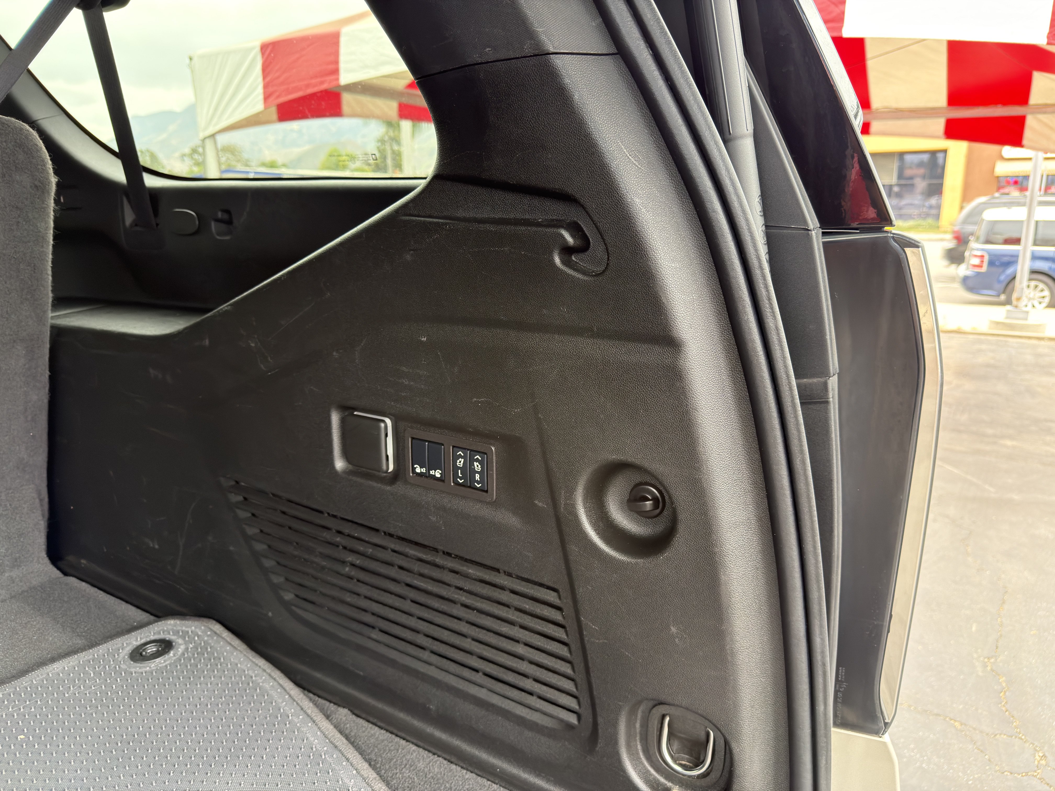 Used 2024 Chevrolet Suburban Premier AWD/4WD image 17