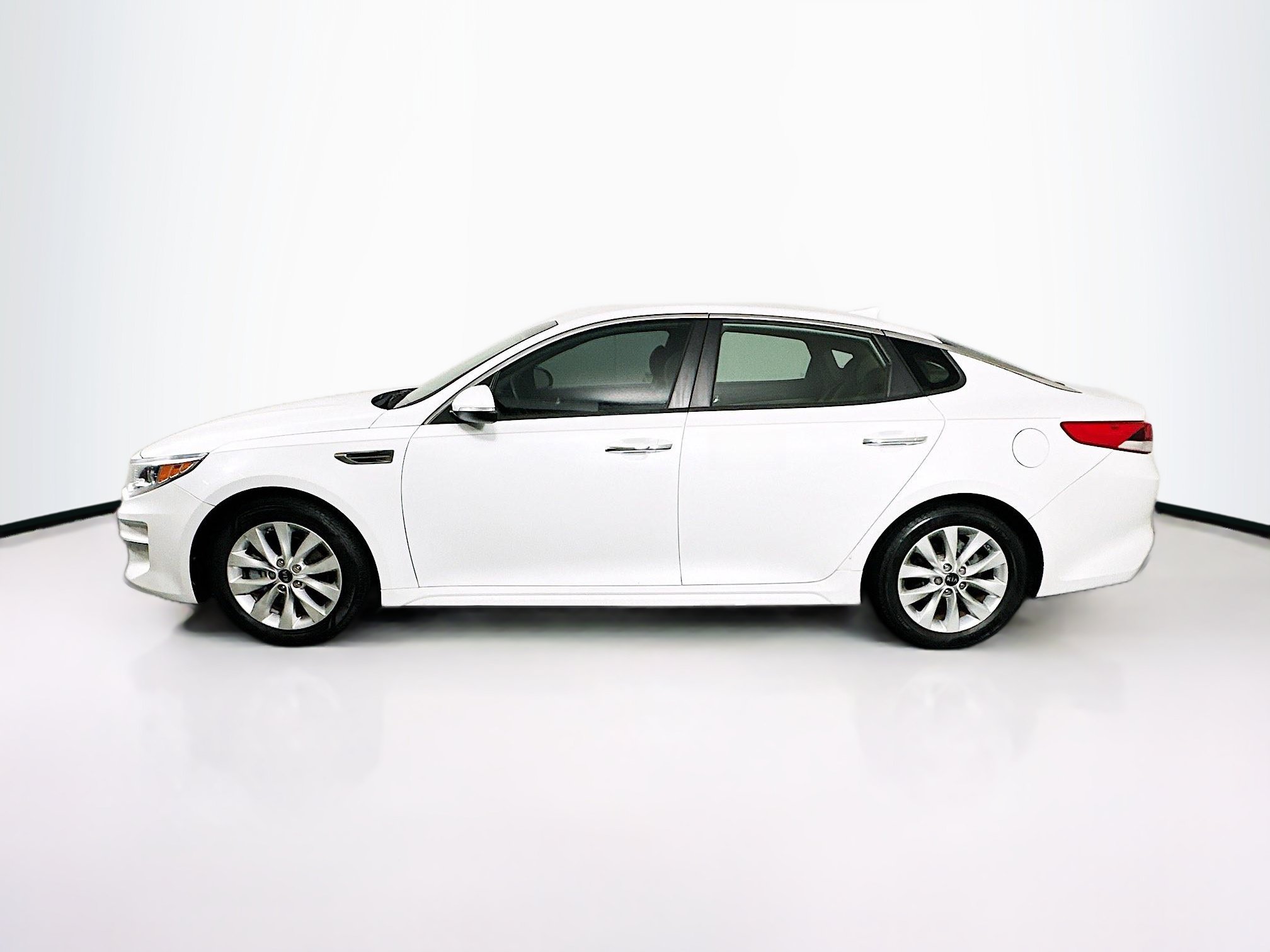 Used 2018 Kia Optima LX w/ 17" Alloy Wheels Package FWD image 4