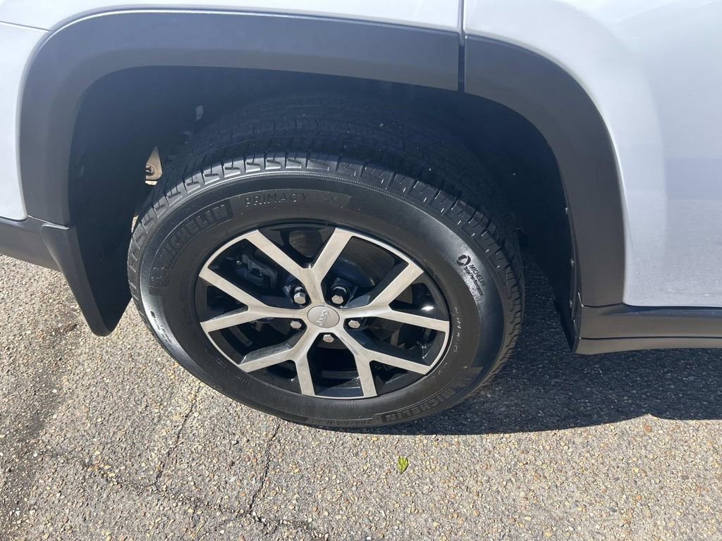 Used 2023 Jeep Grand Cherokee L Limited w/ Luxury Tech Group II image 13