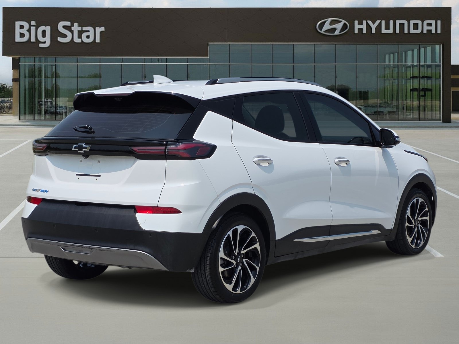 Used 2023 Chevrolet Bolt EUV Premier w/ Sun & Sound Package FWD image 4