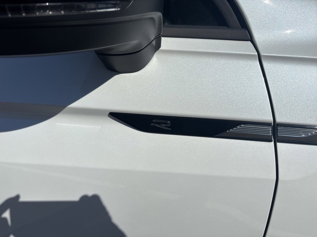 Used 2023 Volkswagen Tiguan SE R-Line image 3