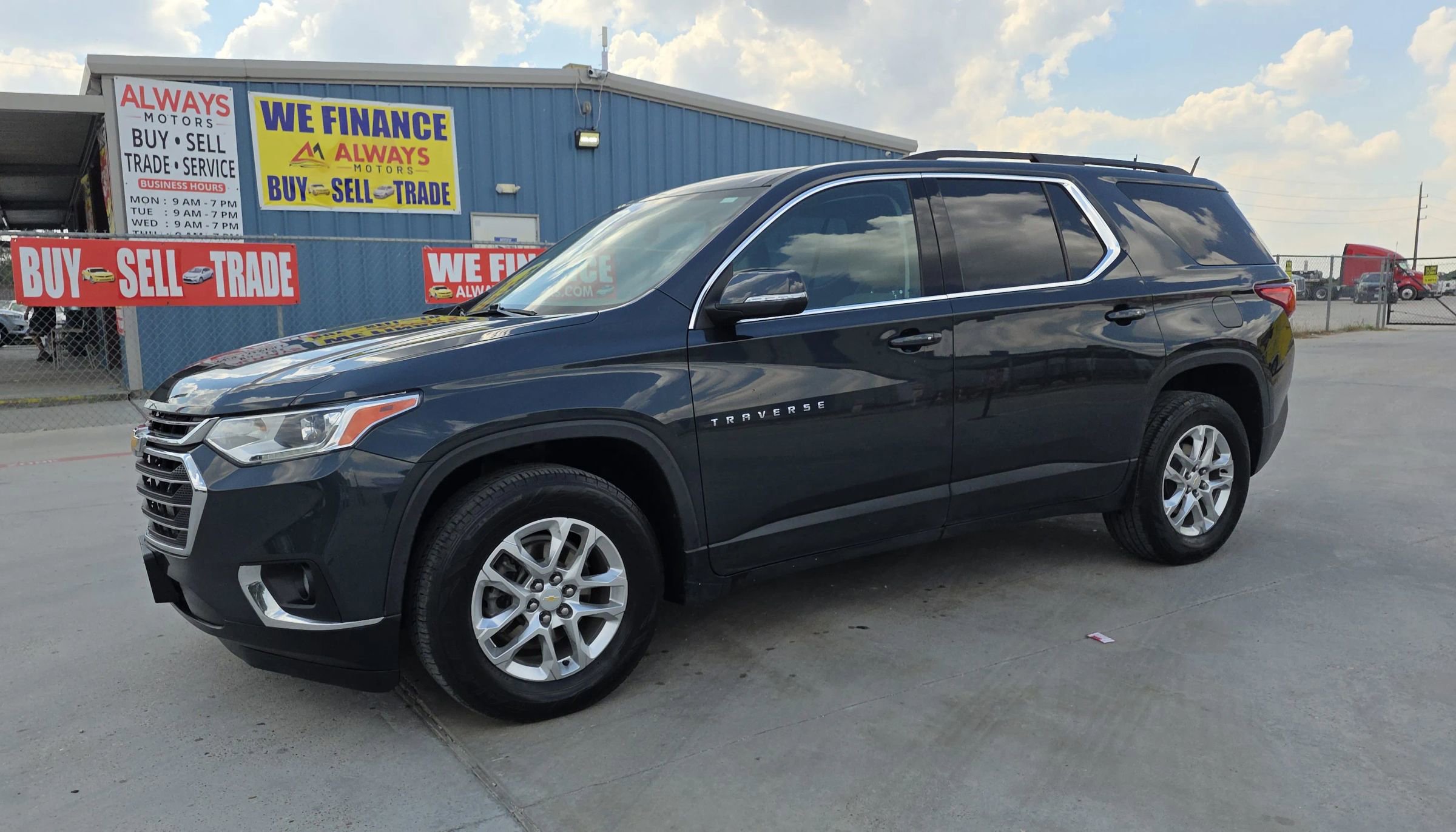 Used 2021 Chevrolet Traverse LT image 1