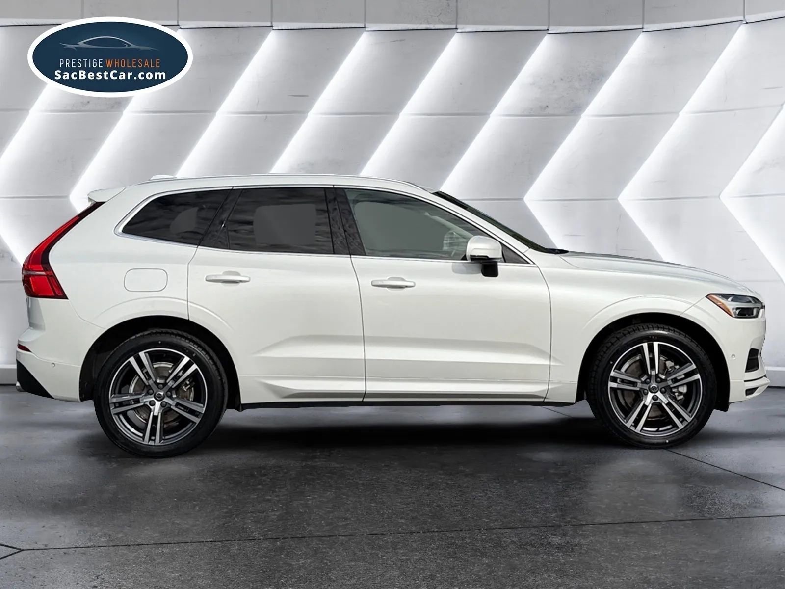 Used 2018 Volvo XC60 T6 Momentum w/ Convenience Package image 6