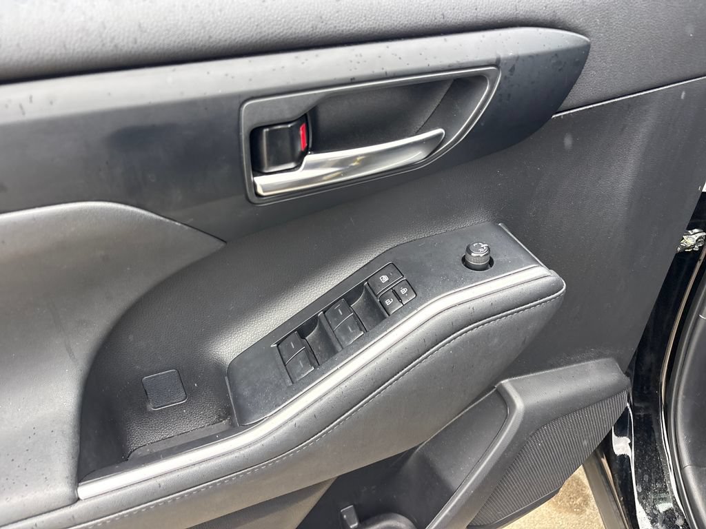Used 2023 Toyota Highlander XLE FWD image 17