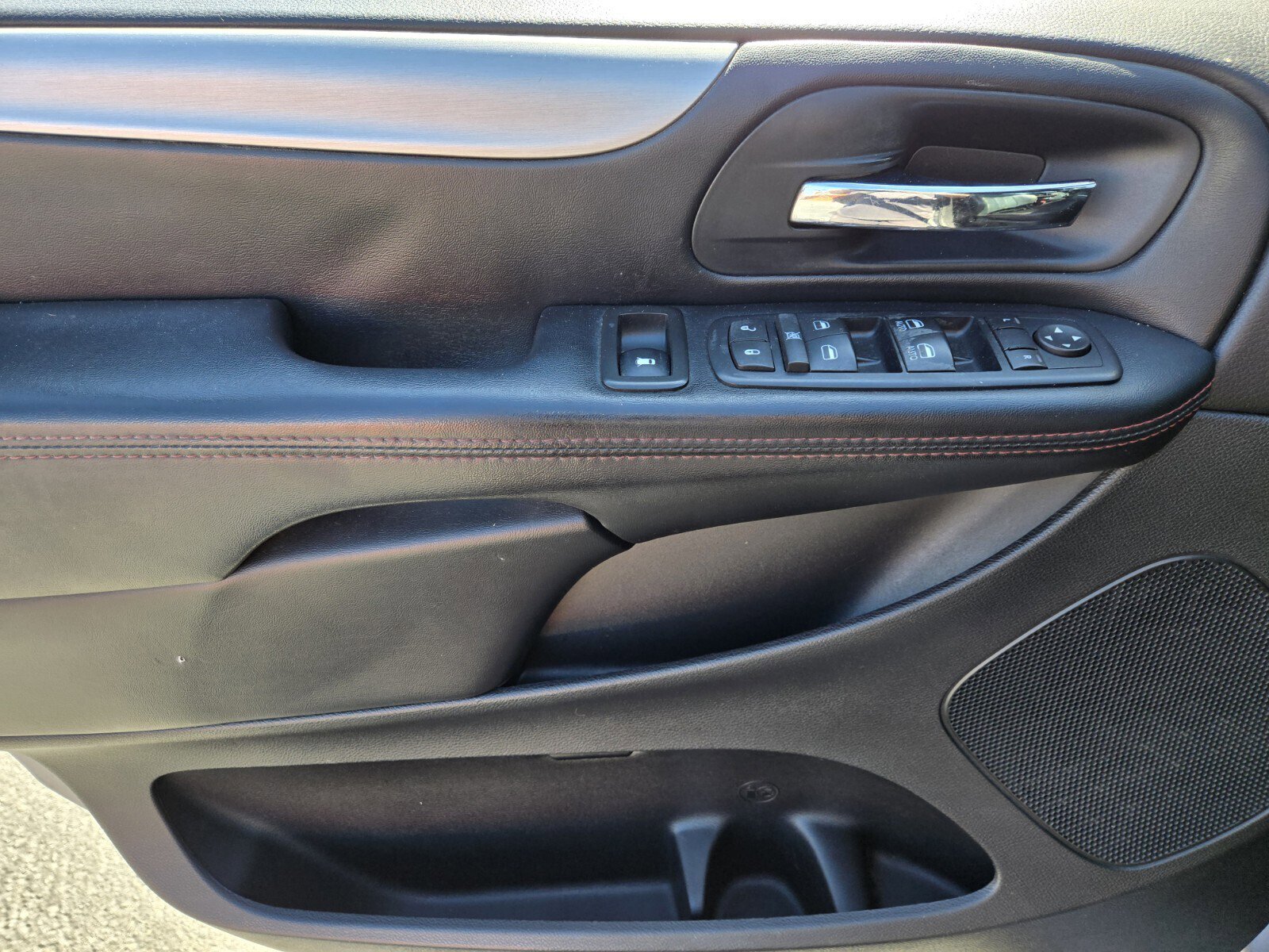 Used 2016 Dodge Grand Caravan R/T FWD image 15