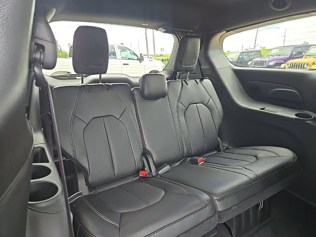New 2027 Chrysler Pacifica Select w/ Family Tech Group FWD image 90
