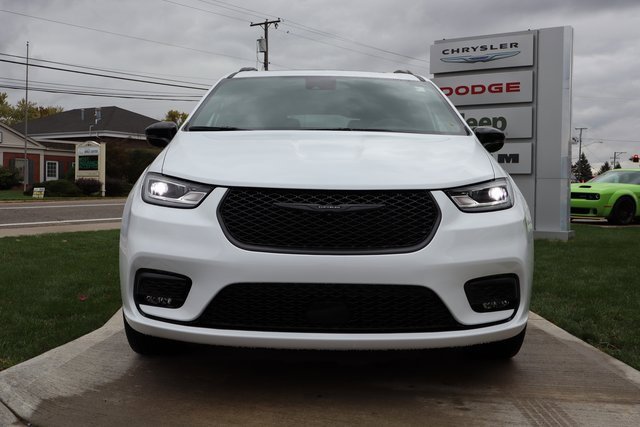 New 2026 Chrysler Pacifica Limited w/ S Appearance Package image 5