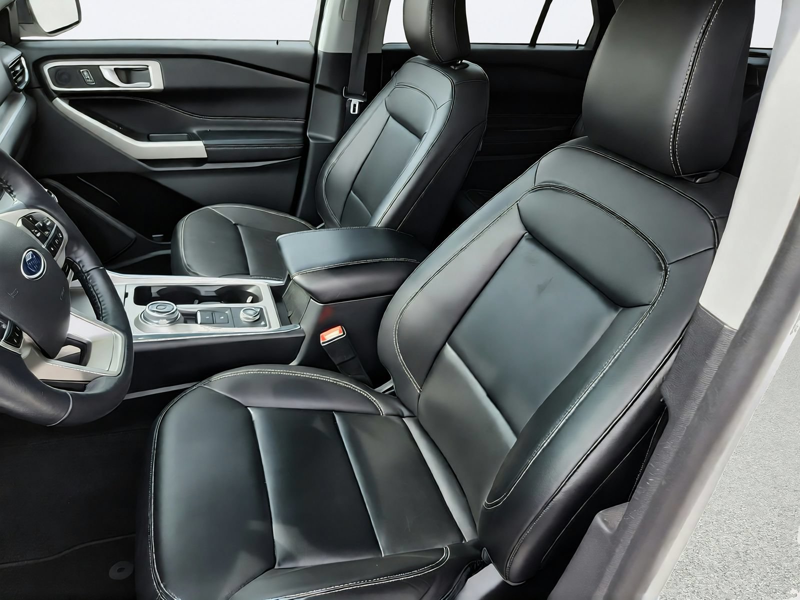Used 2022 Ford Explorer XLT w/ Equipment Group 202A AWD/4WD image 12
