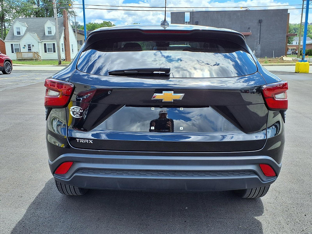 Used 2024 Chevrolet Trax LS w/ LS Convenience Package FWD image 4