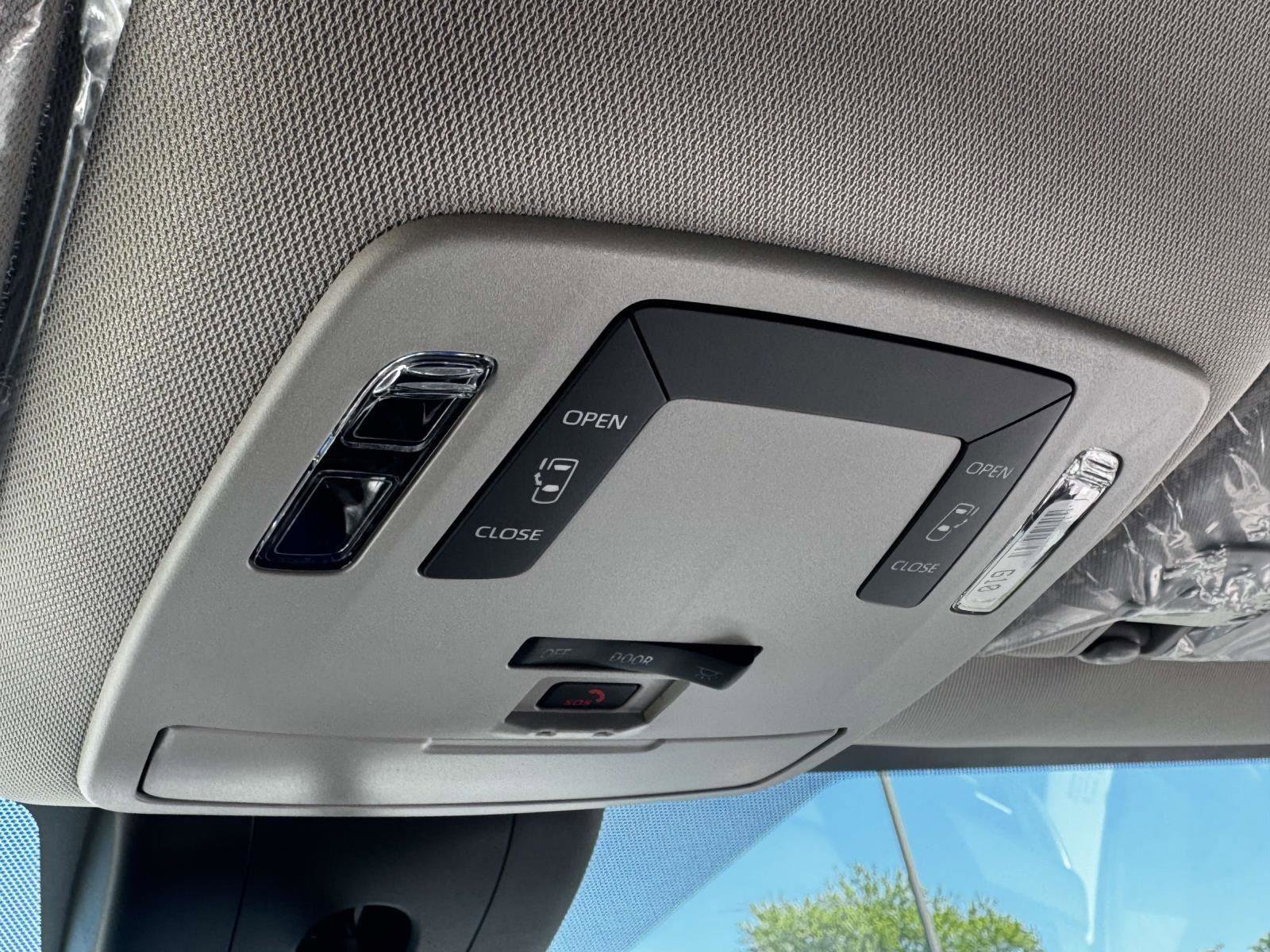 Used 2025 Toyota Sienna LE FWD image 30
