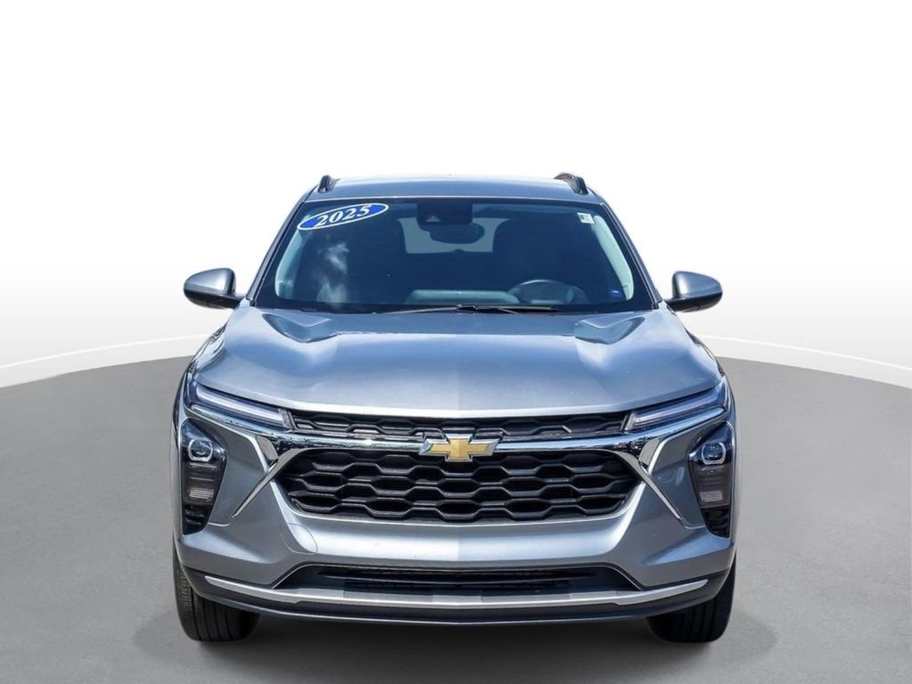 Used 2025 Chevrolet Trax LT w/ LT Convenience Package FWD image 3