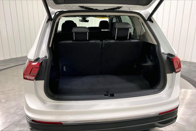 Used 2024 Volkswagen Tiguan SE w/ Panoramic Sunroof Package FWD image 39