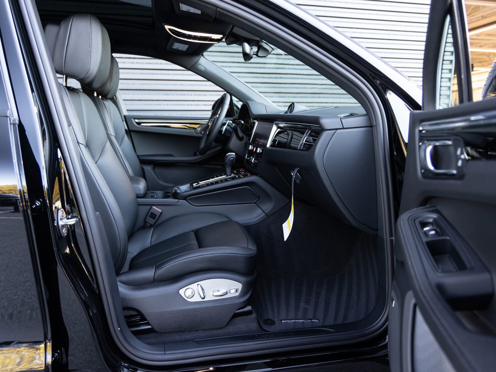 Certified 2026 Porsche Macan AWD/4WD image 32