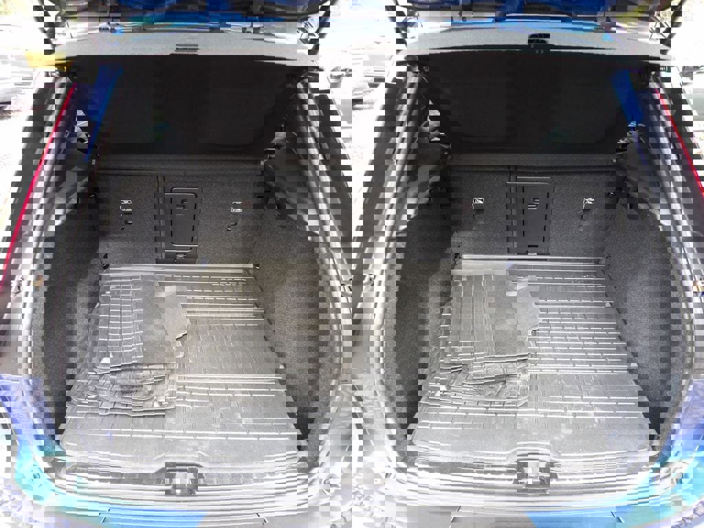 Used 2021 Volvo XC40 T5 R-Design w/ Climate Package image 24