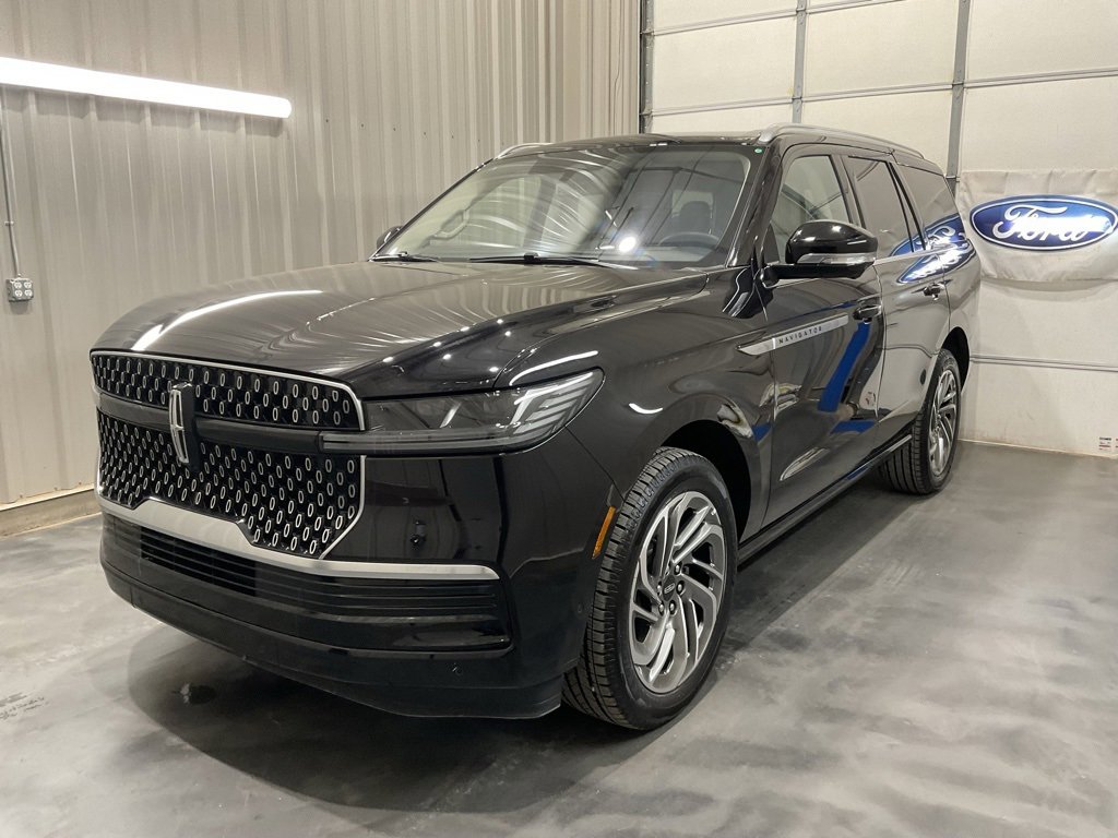 Used 2025 Lincoln Navigator Reserve image 3