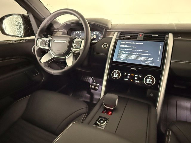 Used 2025 Land Rover Discovery Metropolitan Edition AWD/4WD image 17