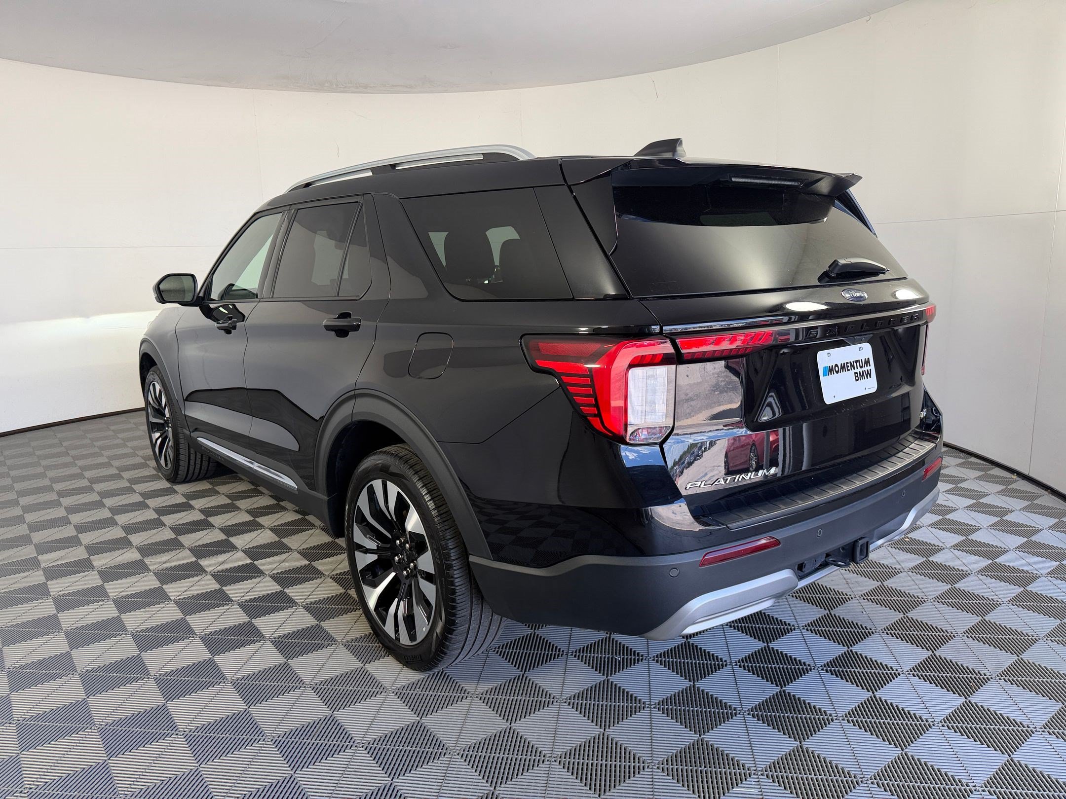 Used 2025 Ford Explorer Platinum w/ LUX Leather Package AWD/4WD image 3