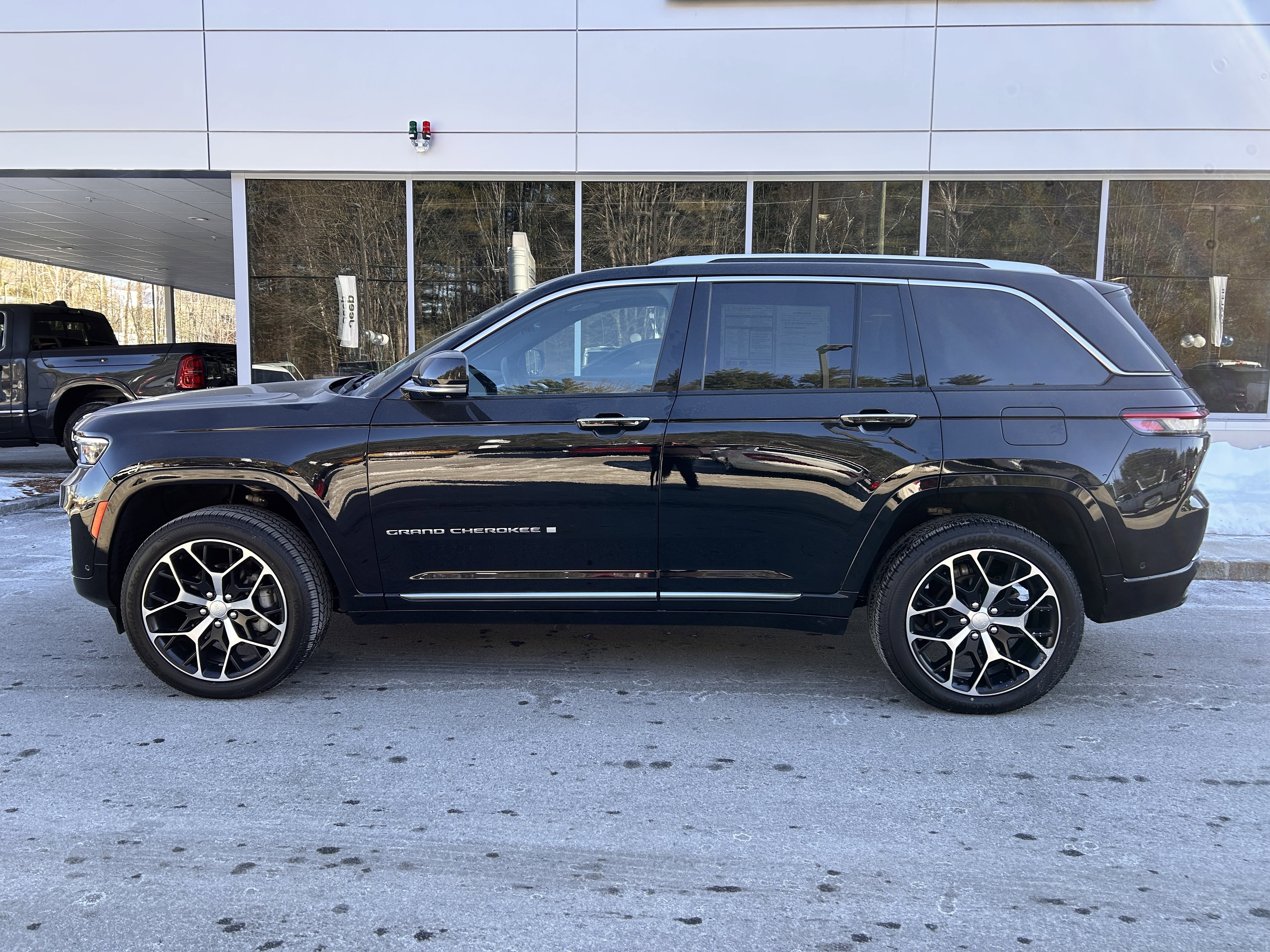 Certified 2023 Jeep Grand Cherokee Summit image 5