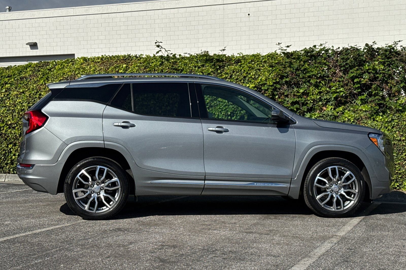 Used 2023 GMC Terrain Denali w/ Denali Premium Package AWD/4WD image 3