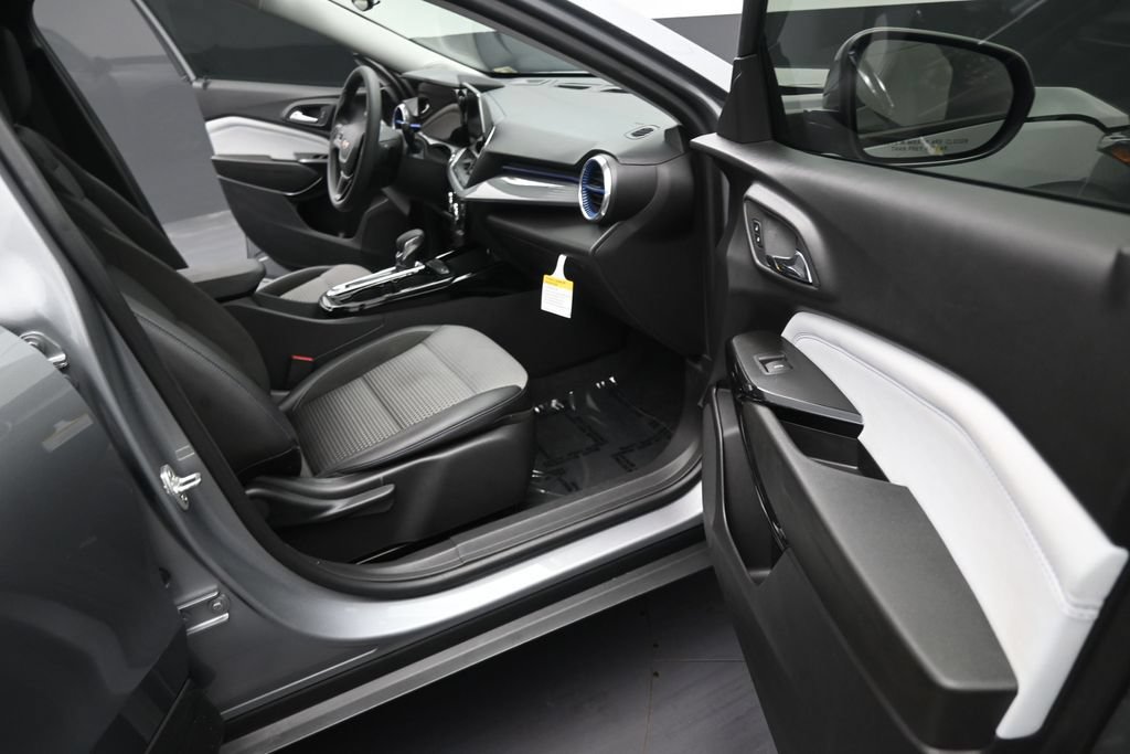 Used 2025 Chevrolet Trax LT FWD image 14