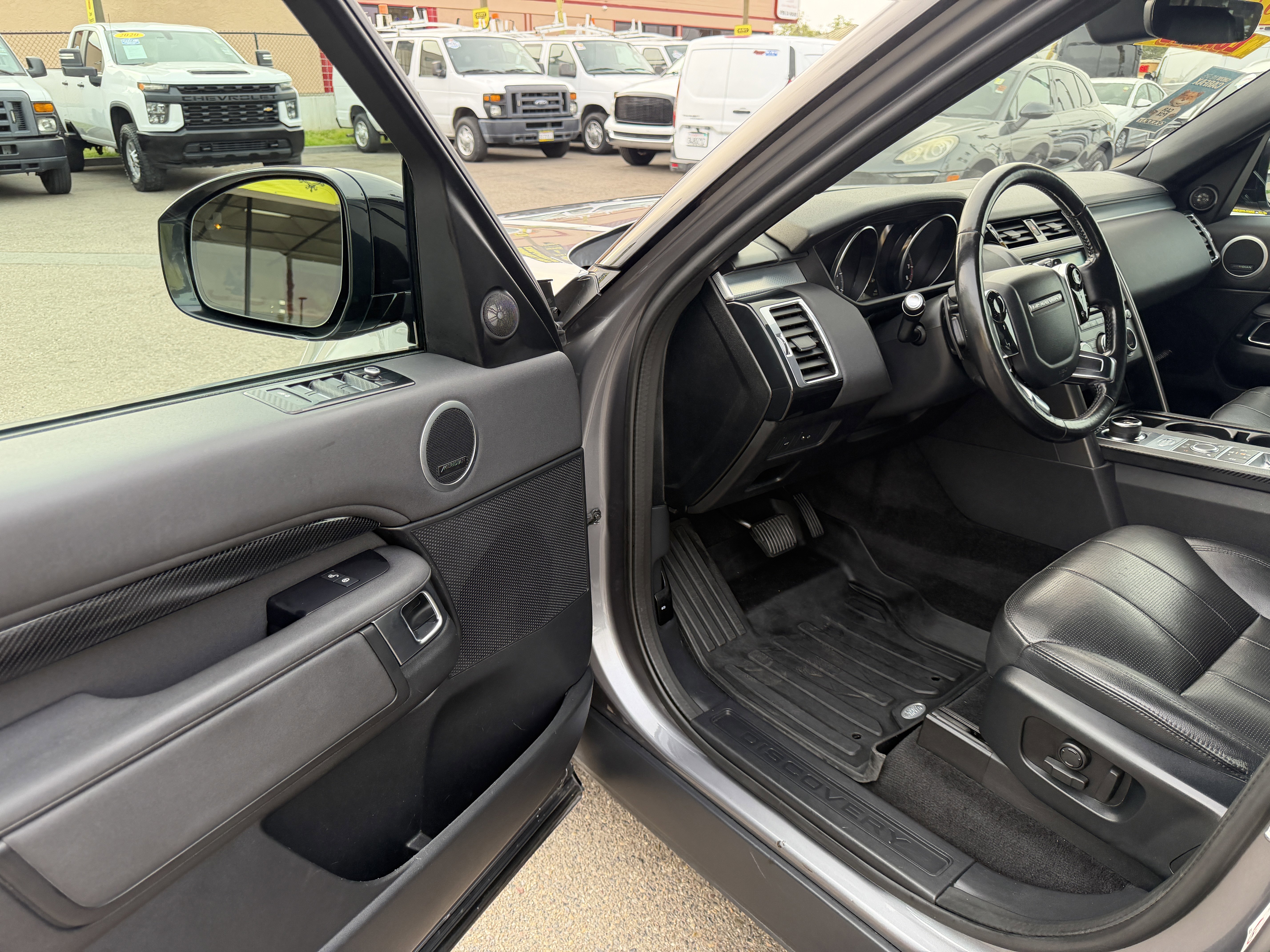 Used 2020 Land Rover Discovery Landmark AWD/4WD image 17