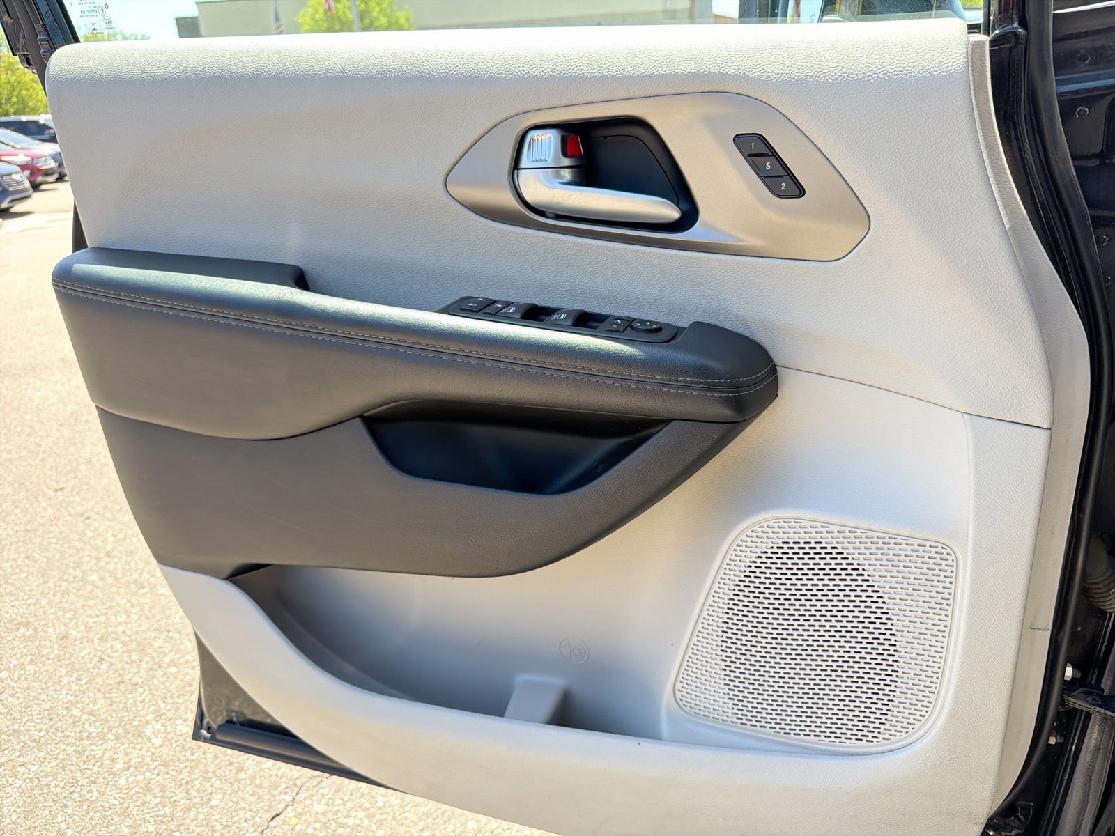 Used 2018 Chrysler Pacifica Limited FWD image 31
